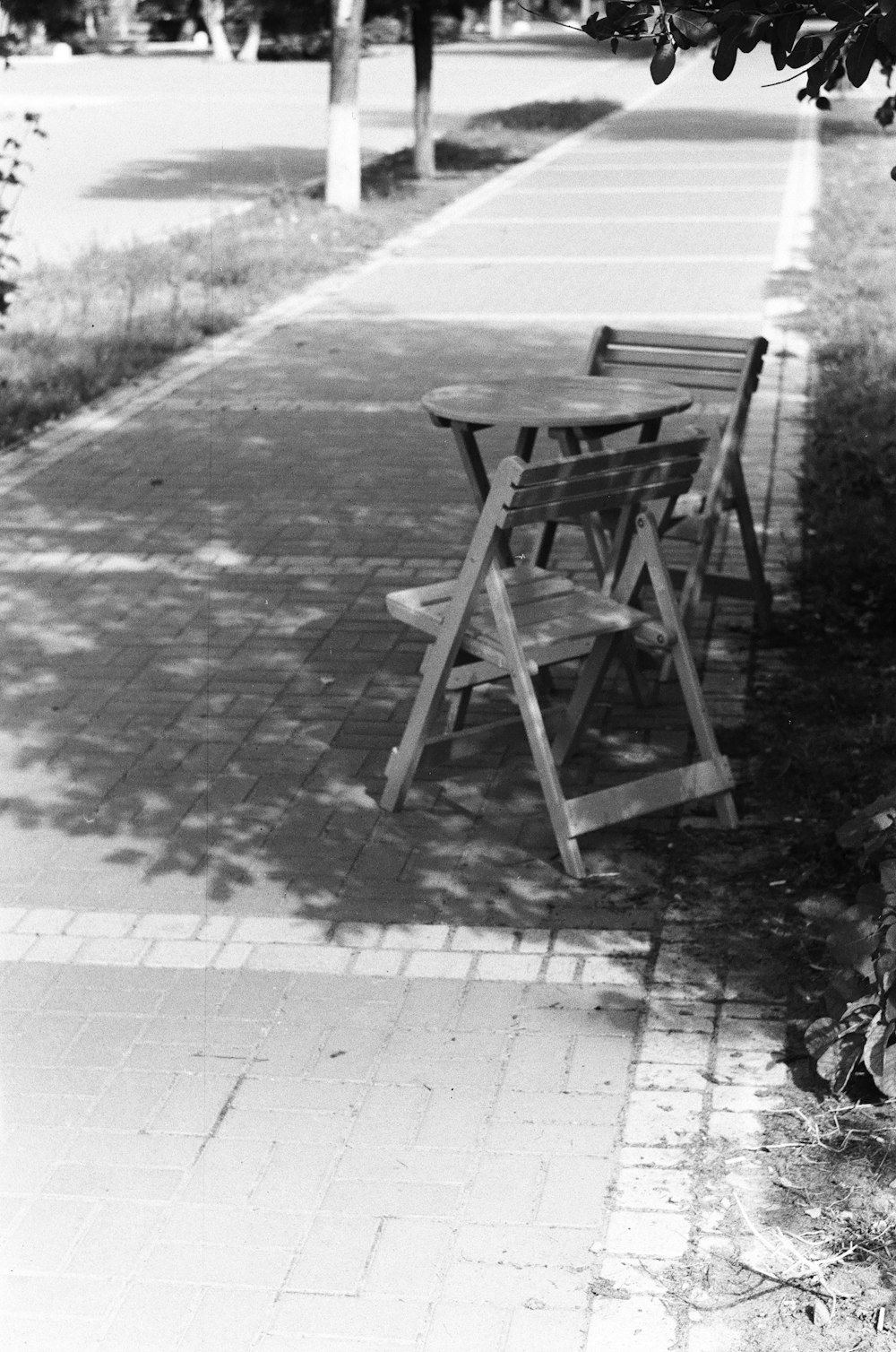 피크닉 테이블의 흑백 사진