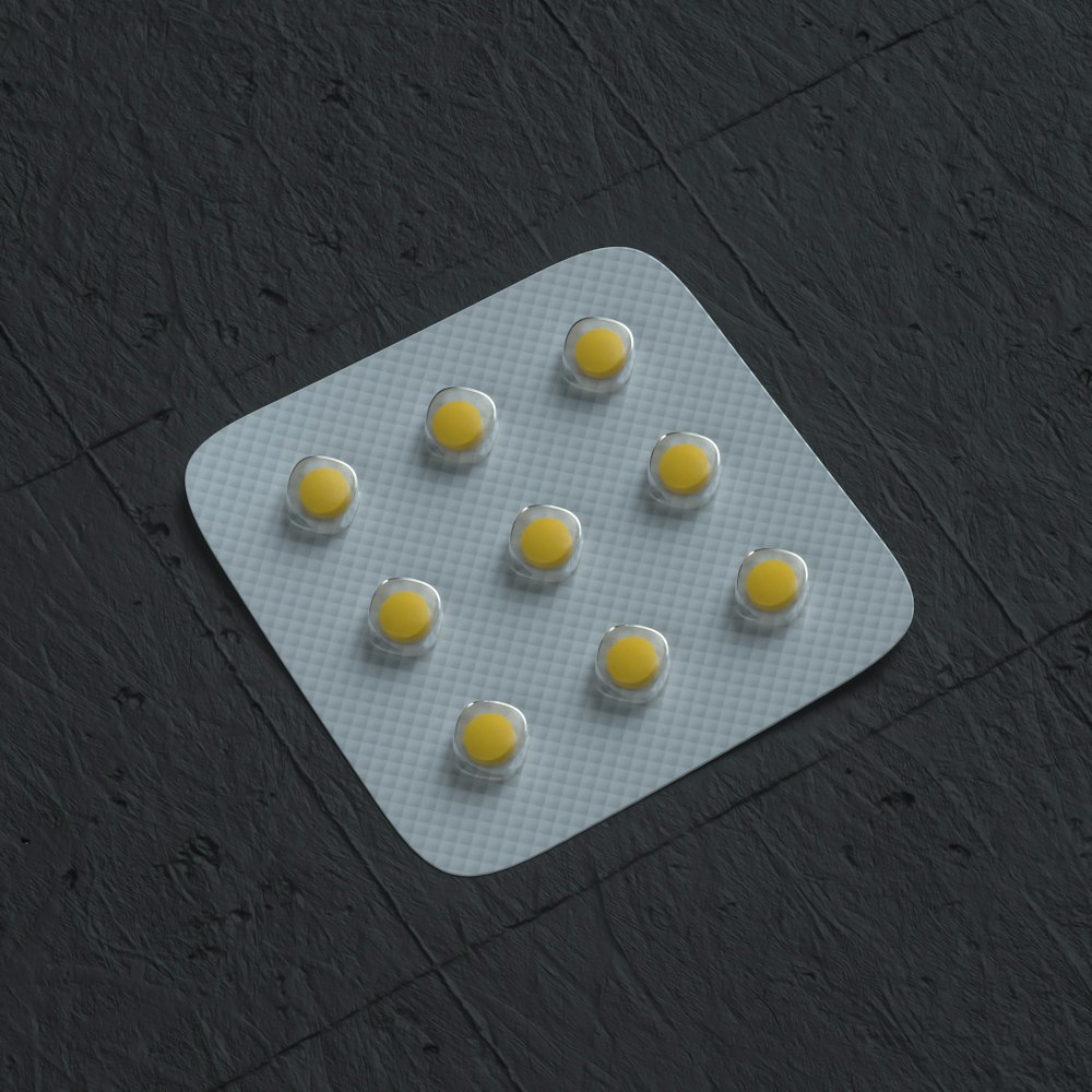 Un primo piano di un aggeggio pieno di pillole
