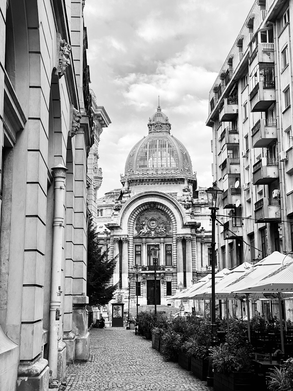 a black and white photo of a building in a city