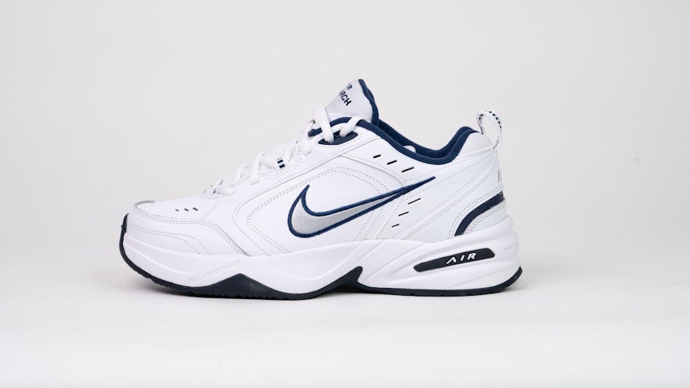 une paire de baskets blanches et bleues sur fond blanc