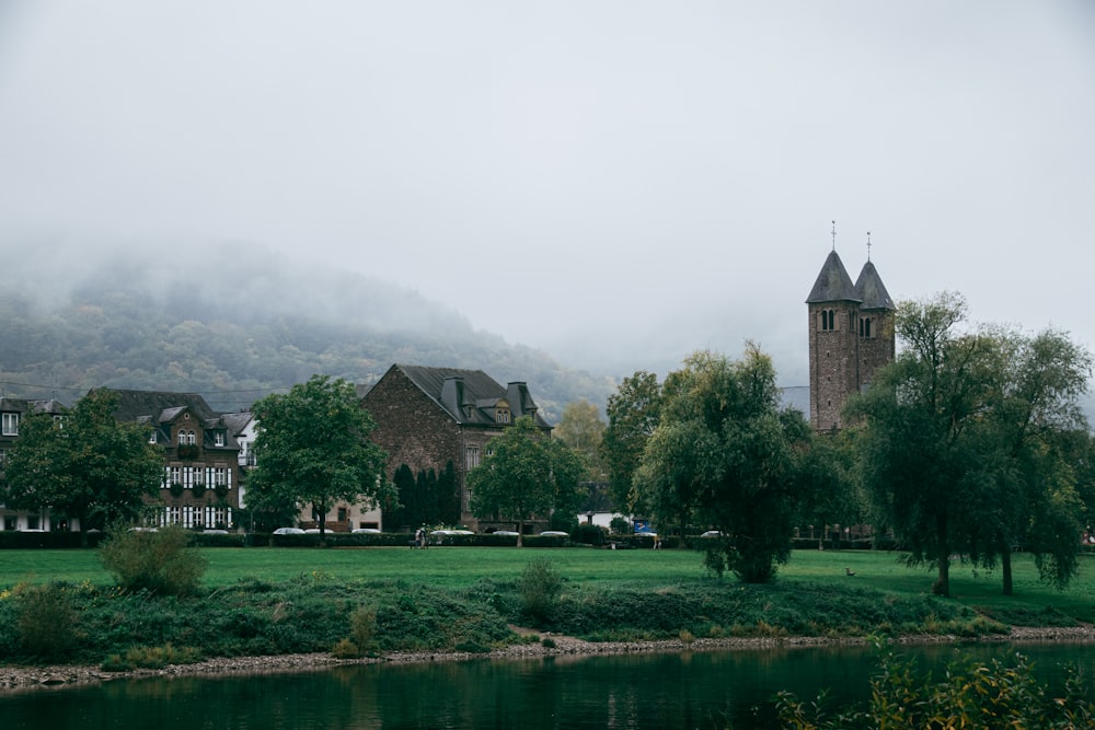 Un gran edificio sentado en la cima de un exuberante campo verde