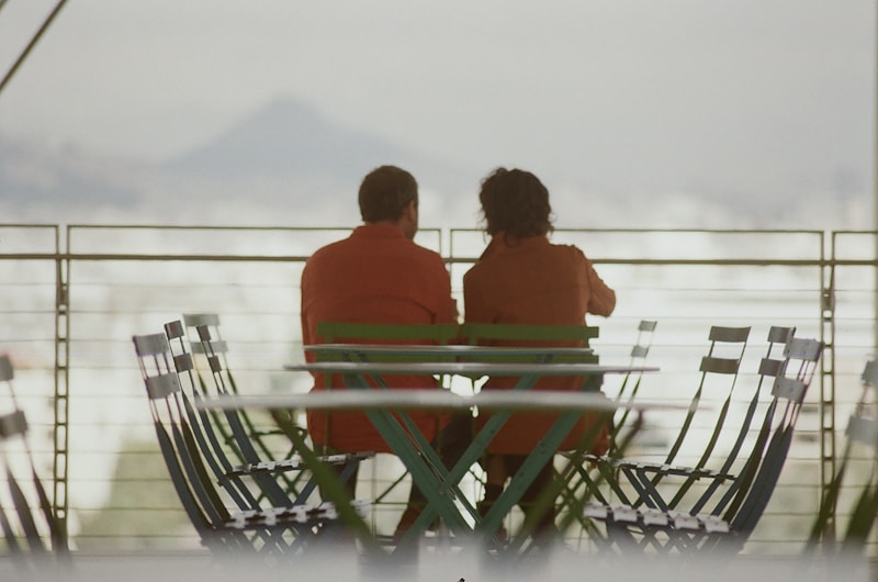 Pareja en banco disfrutando