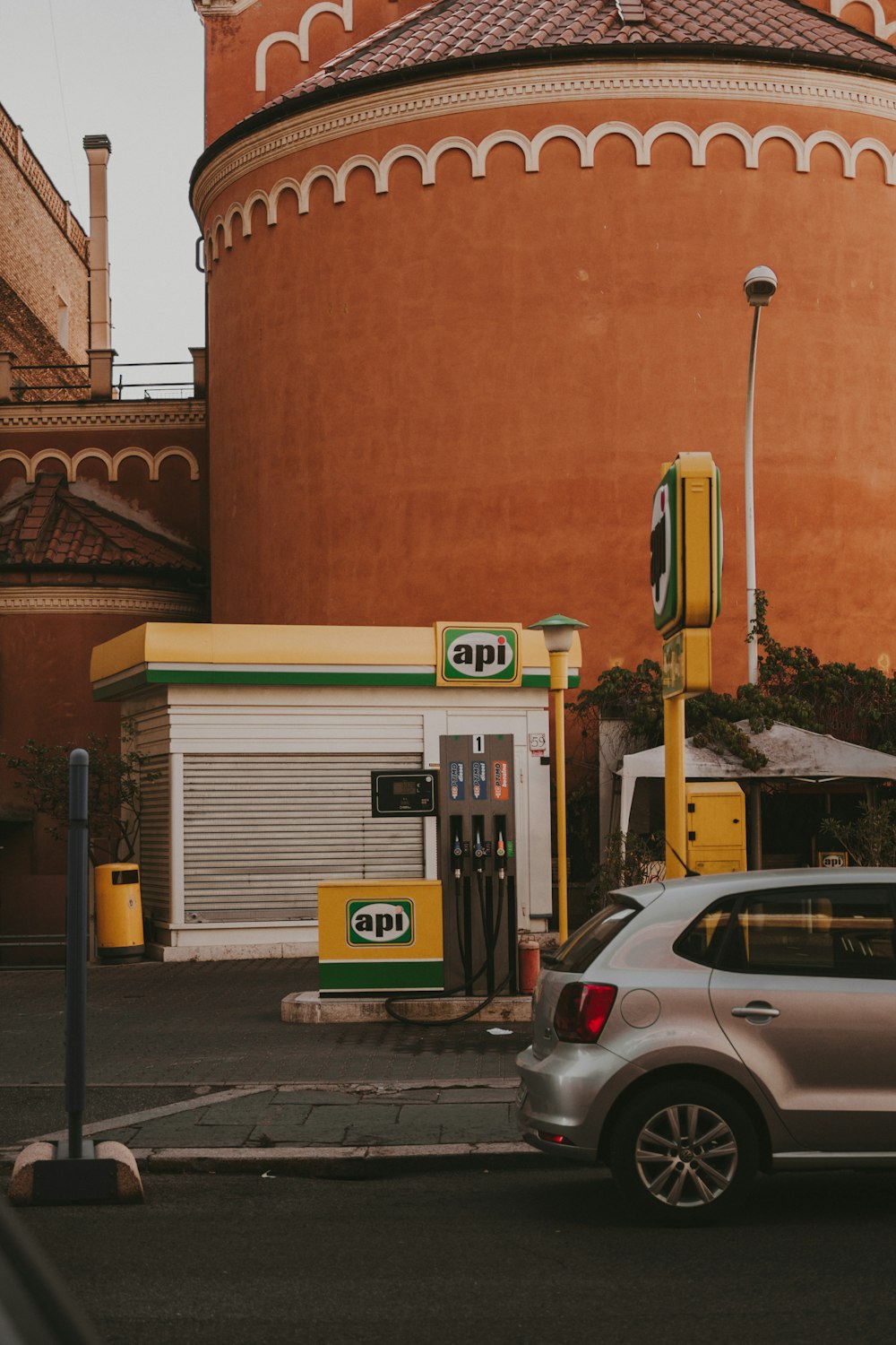 Un coche aparcado frente a una gasolinera