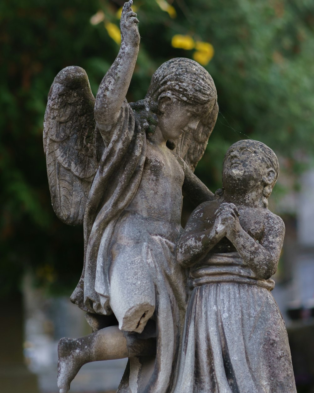 uma estátua de um anjo segurando uma criança