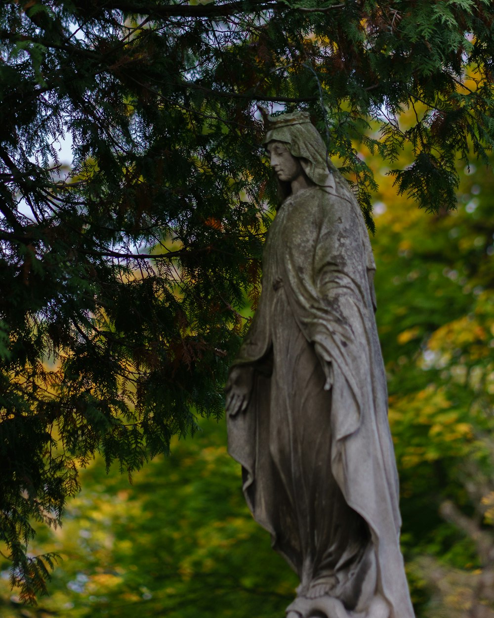 a statue of a woman with a crown on her head