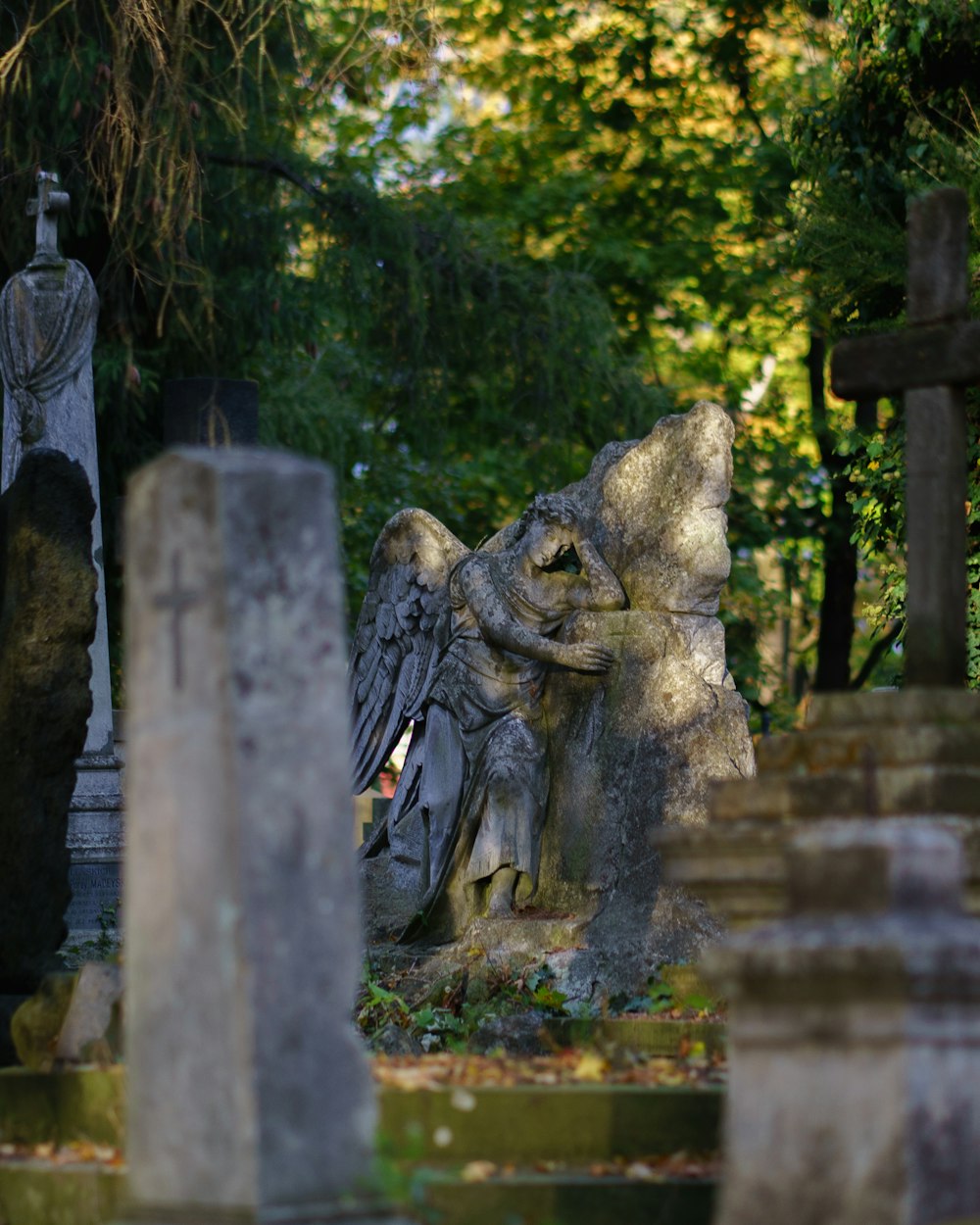 uma estátua de um anjo em um cemitério