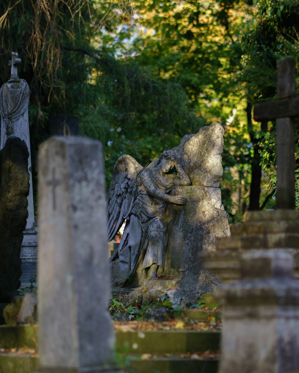 Eine Engelsstatue auf einem Friedhof