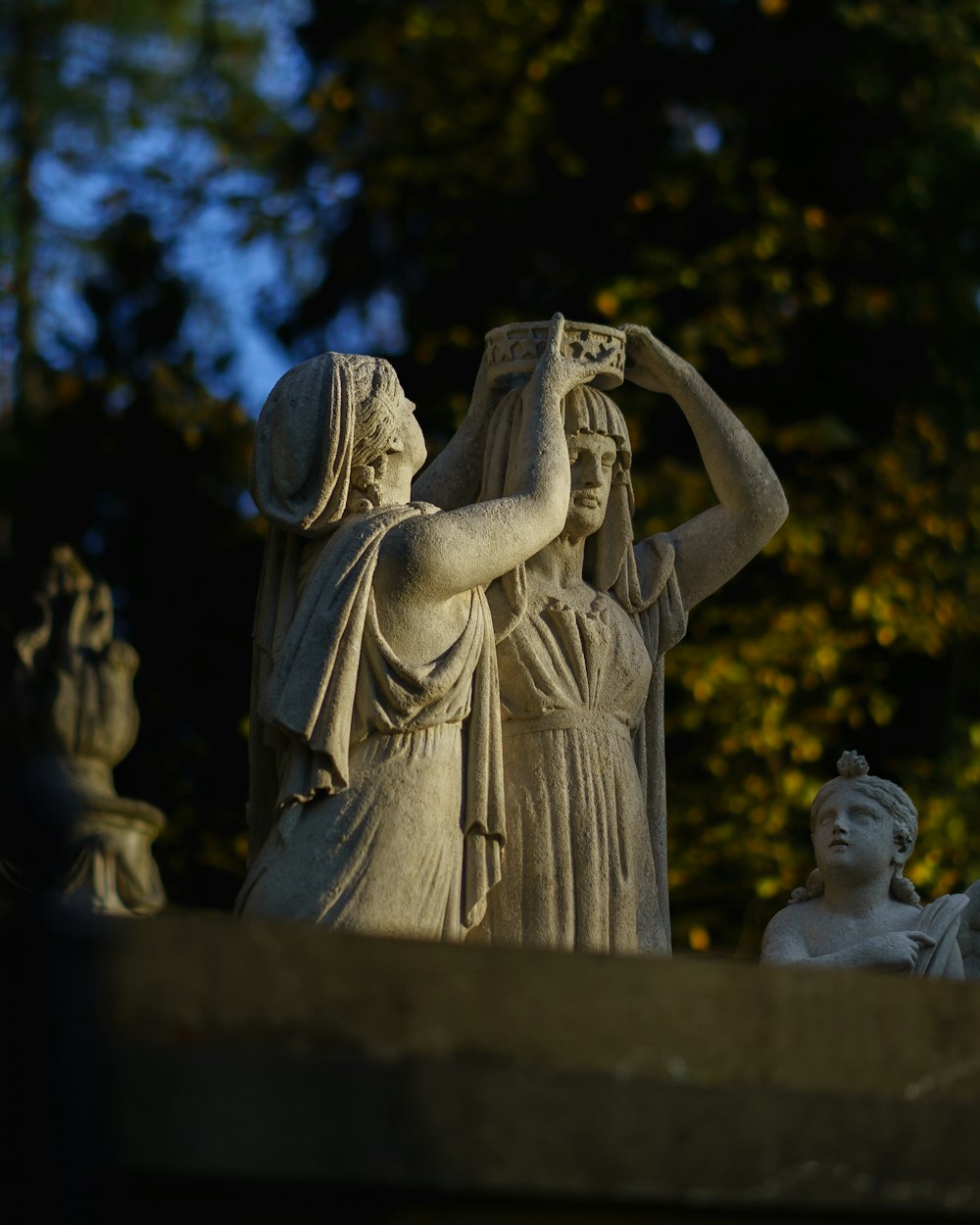 uma estátua de uma mulher que segura uma criança