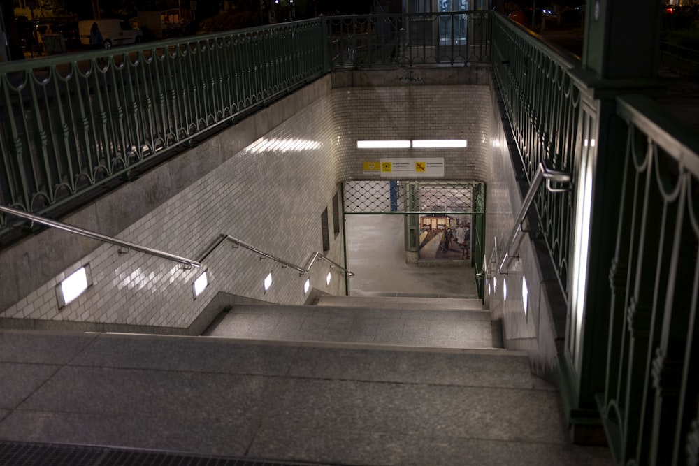 un escalier menant au sommet d’un bâtiment