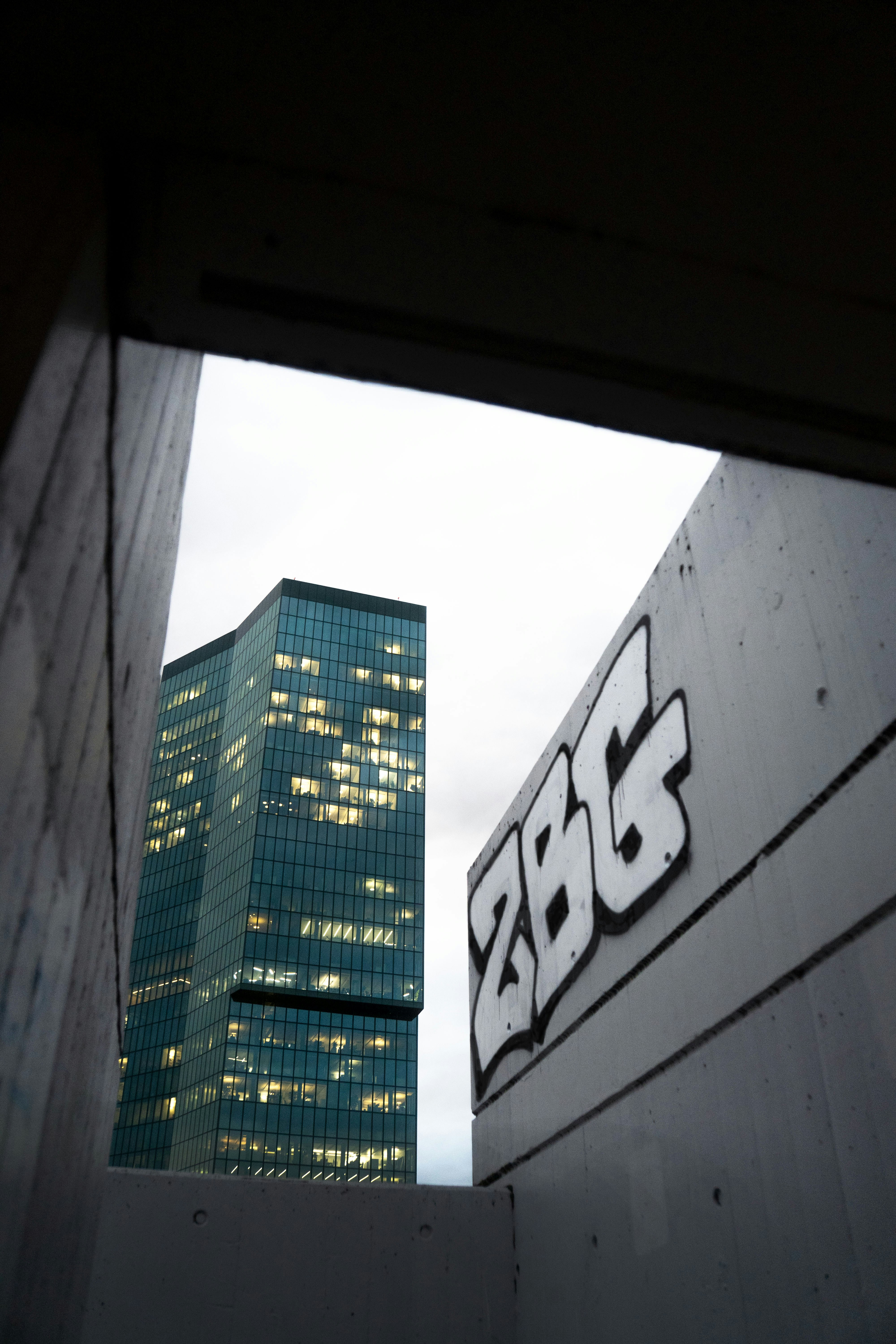 Goldman Sachs Maintains Sell on Booz Allen Hamilton, Lowers Price Target to $80