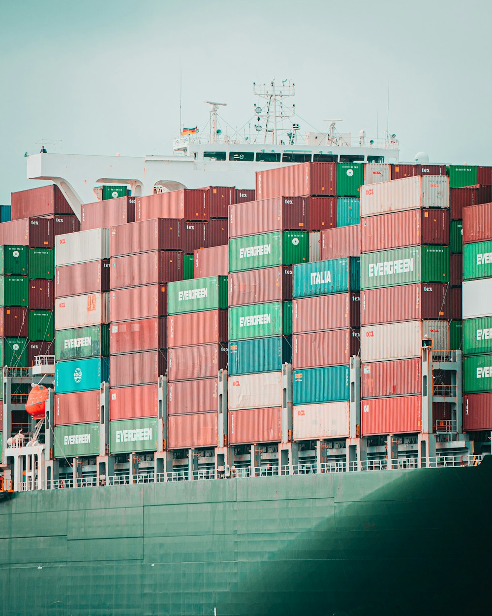 Una grande nave da carico carica di molti container