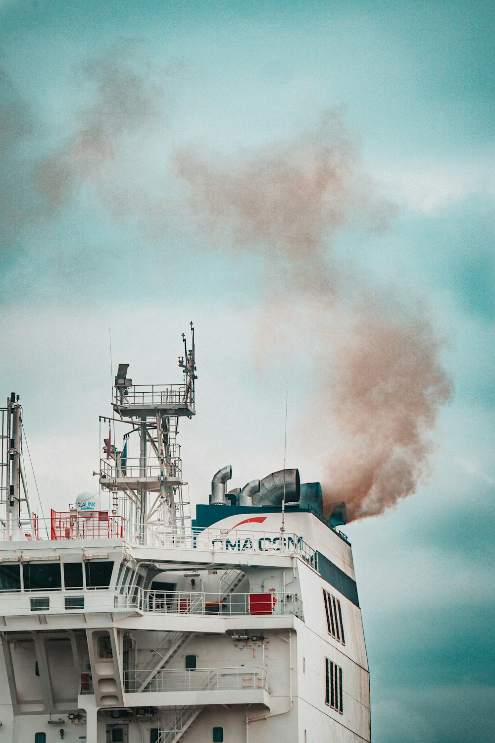 Rauch steigt von der Spitze eines Kreuzfahrtschiffes auf