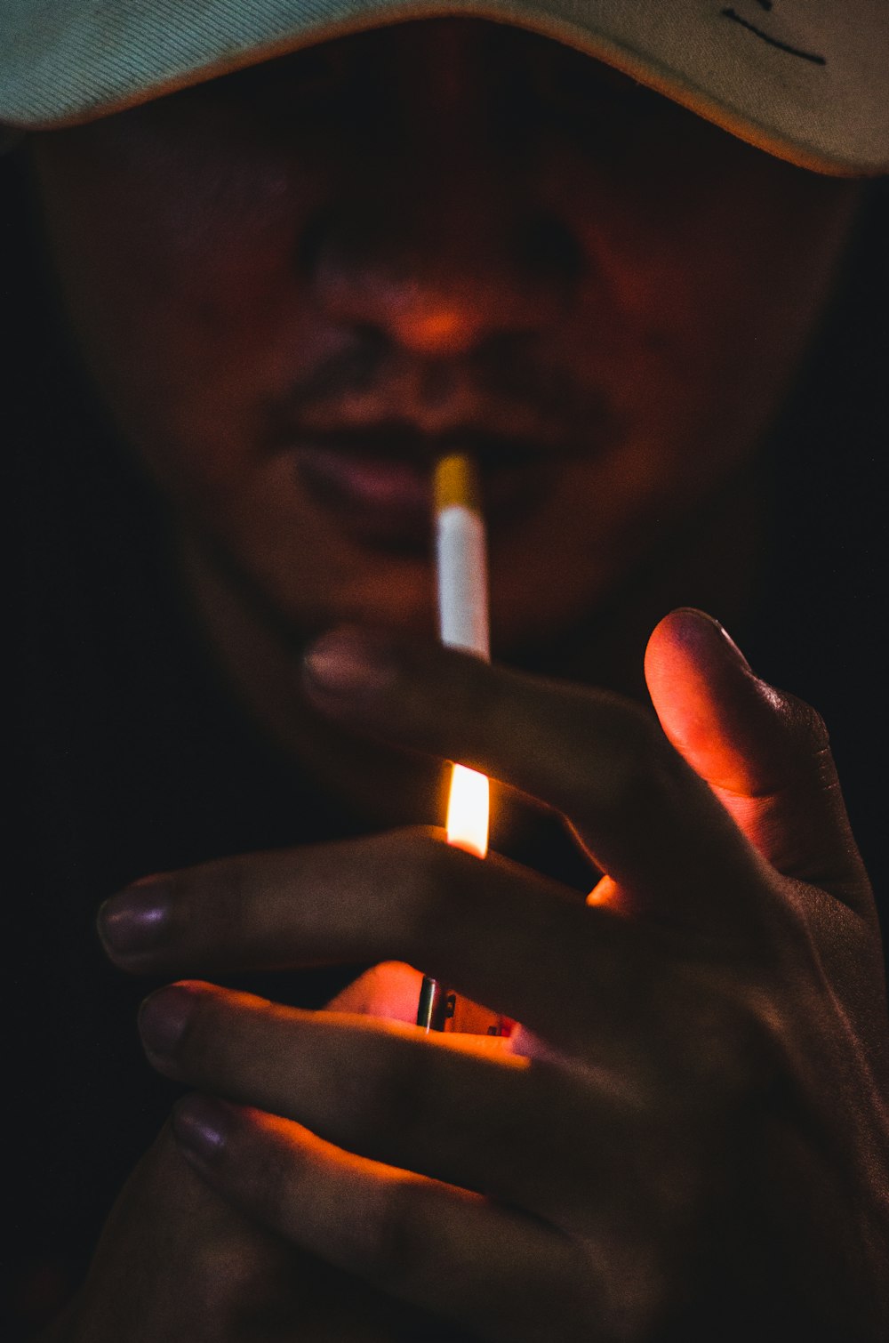 Ein Mann mit einer brennenden Zigarette in der Hand