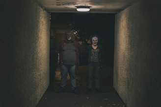 Una pareja vestida de Halloween