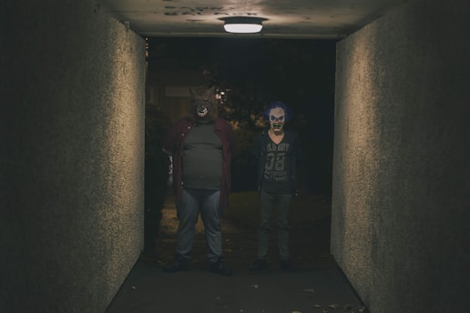 Una pareja vestida de Halloween