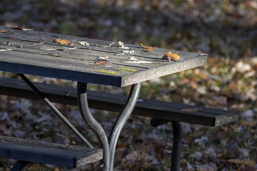un tavolo di legno seduto in mezzo a un campo