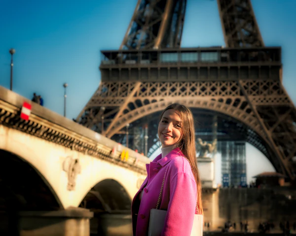Viajera sonriendo frente a la Torre Eiffel