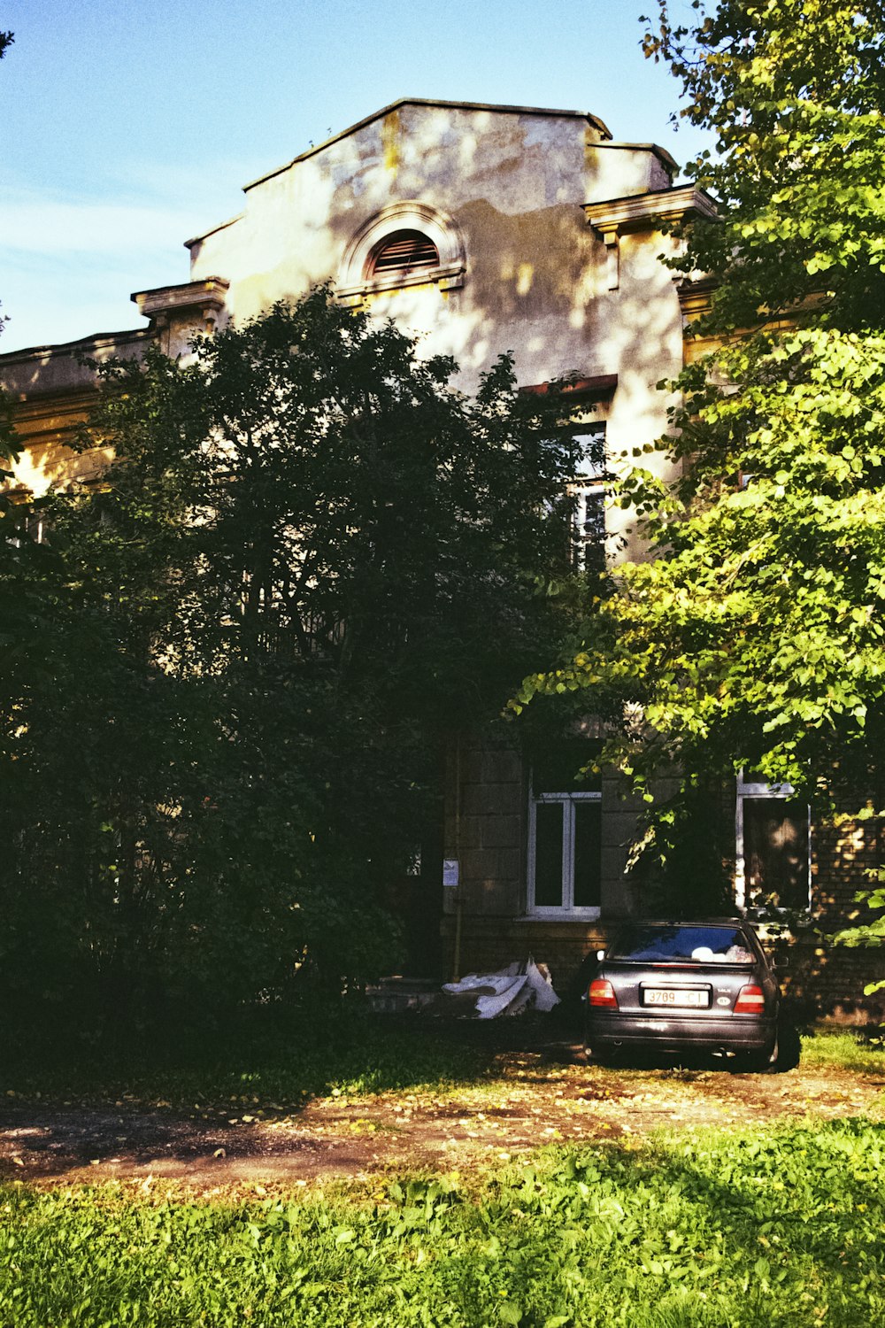 a car parked in front of a large building