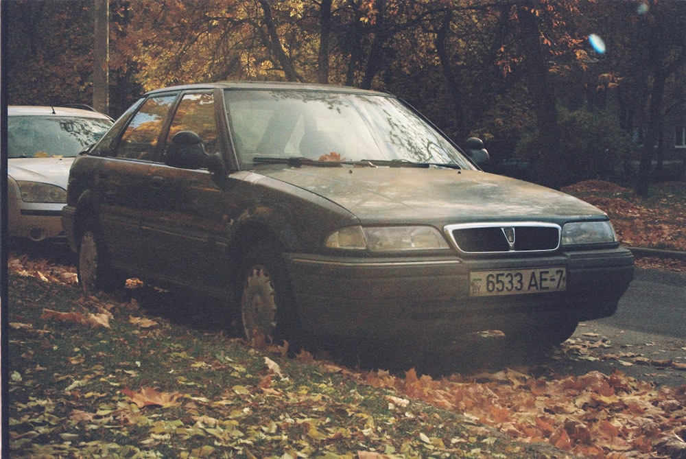 un'auto parcheggiata sul ciglio della strada