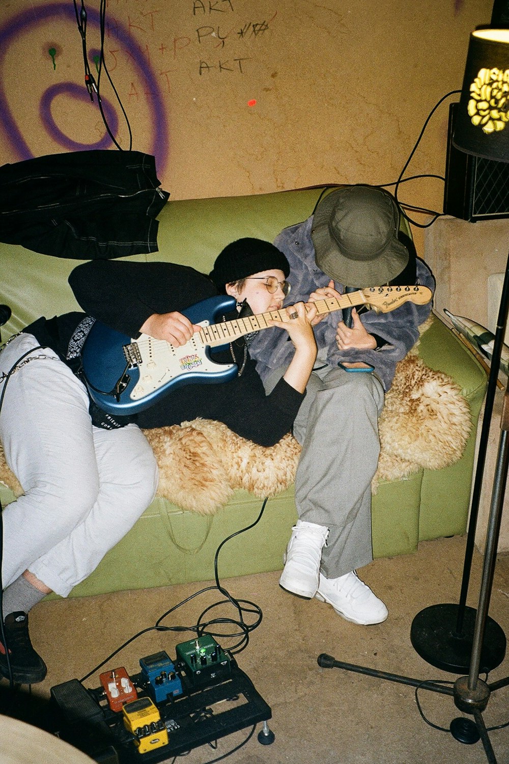 une personne allongée sur un canapé avec une guitare