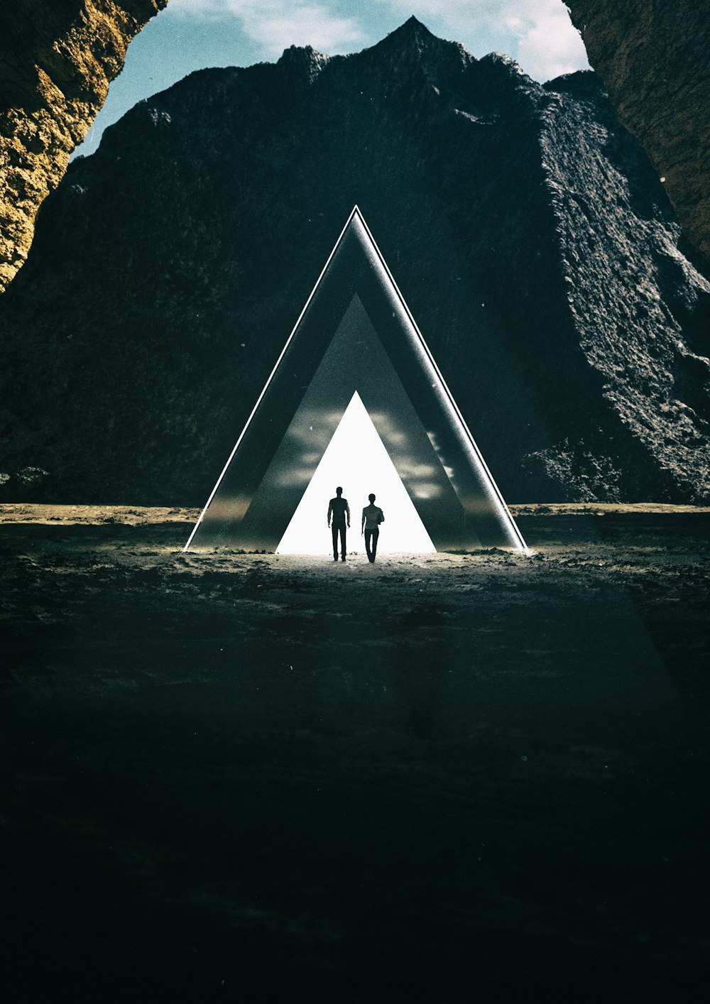 duas pessoas em pé na frente de um grande triângulo