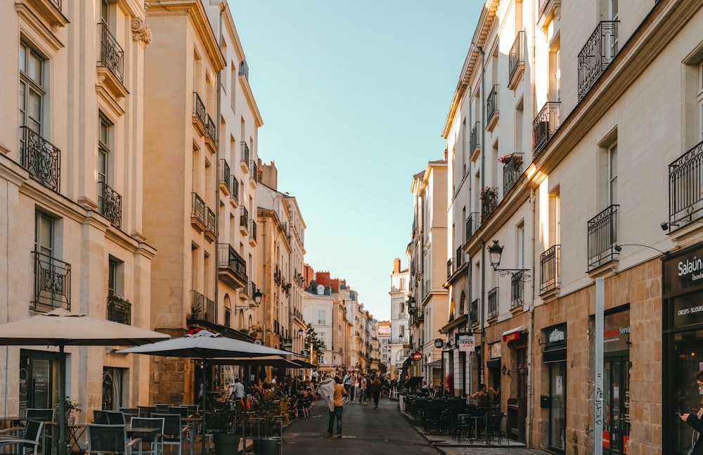 Una estrecha calle de la ciudad bordeada de edificios altos