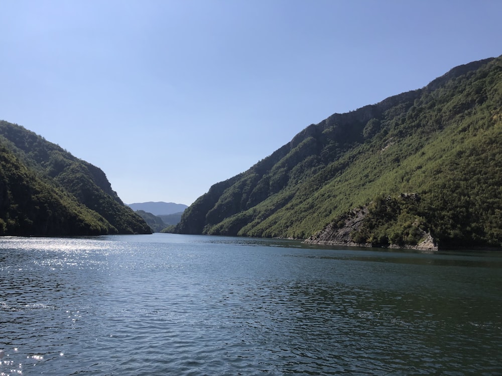 um grande corpo de água cercado por montanhas