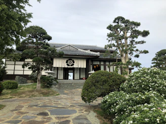 The tranquil entrance of Kikyodo studio located in the Toshin Shinanomachi Ekimae building.