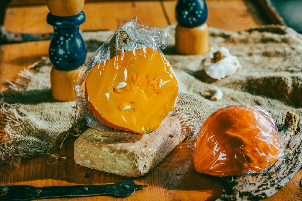 uma mesa de madeira coberta com diferentes tipos de alimentos