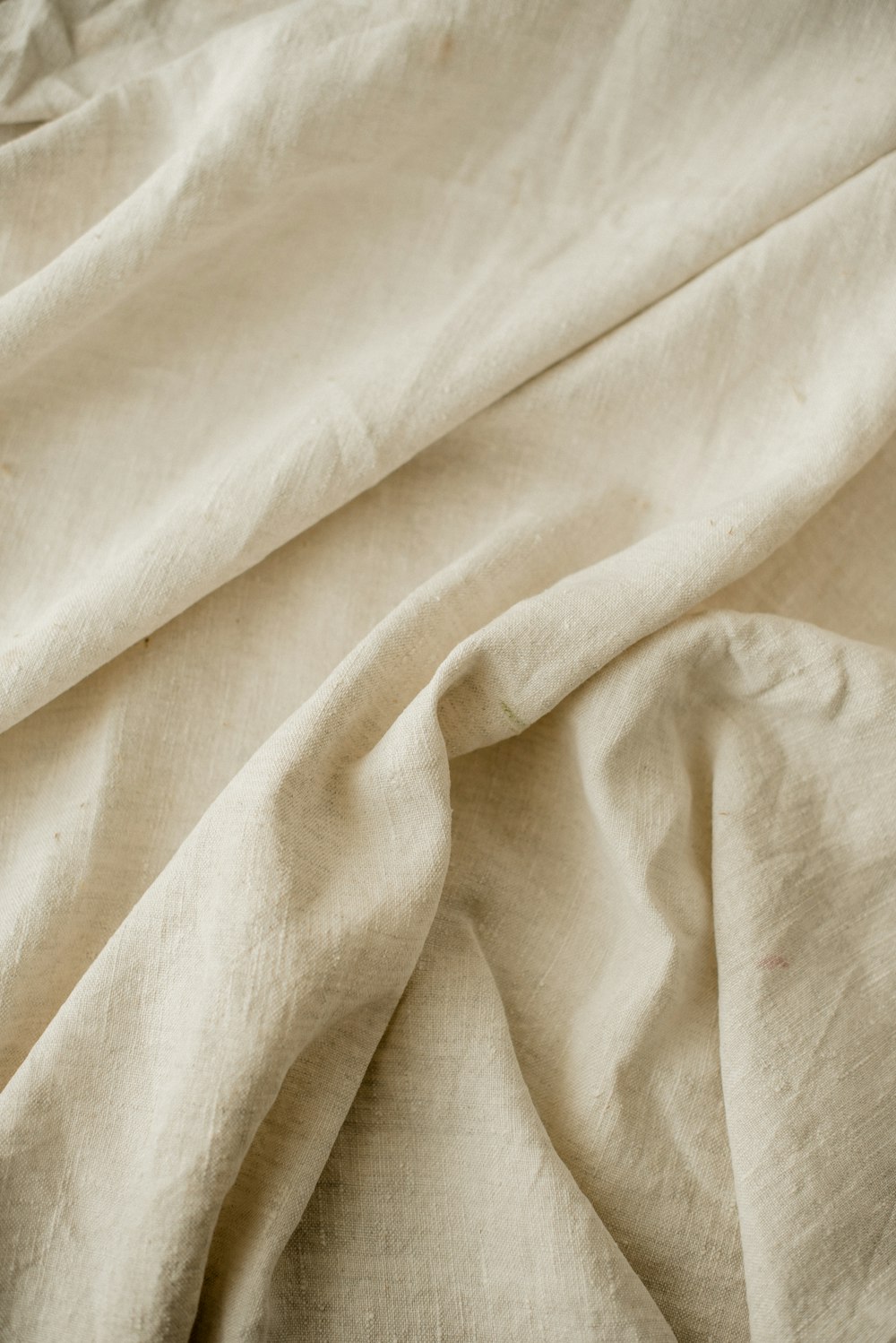 un primo piano di un letto con un lenzuolo bianco