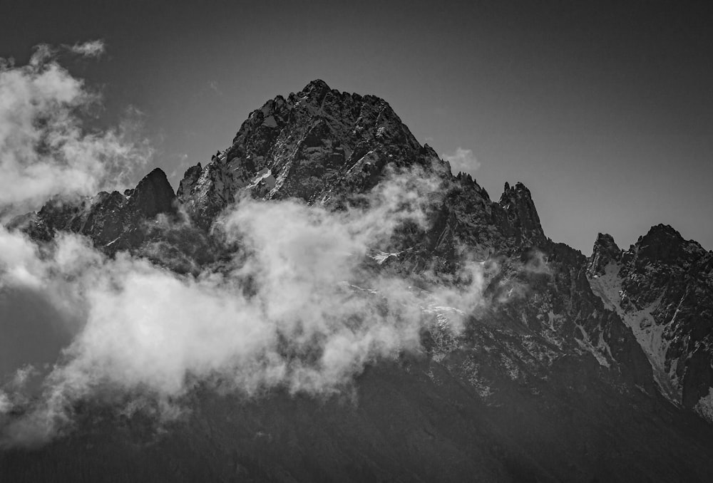 Une photo en noir et blanc du sommet d’une montagne