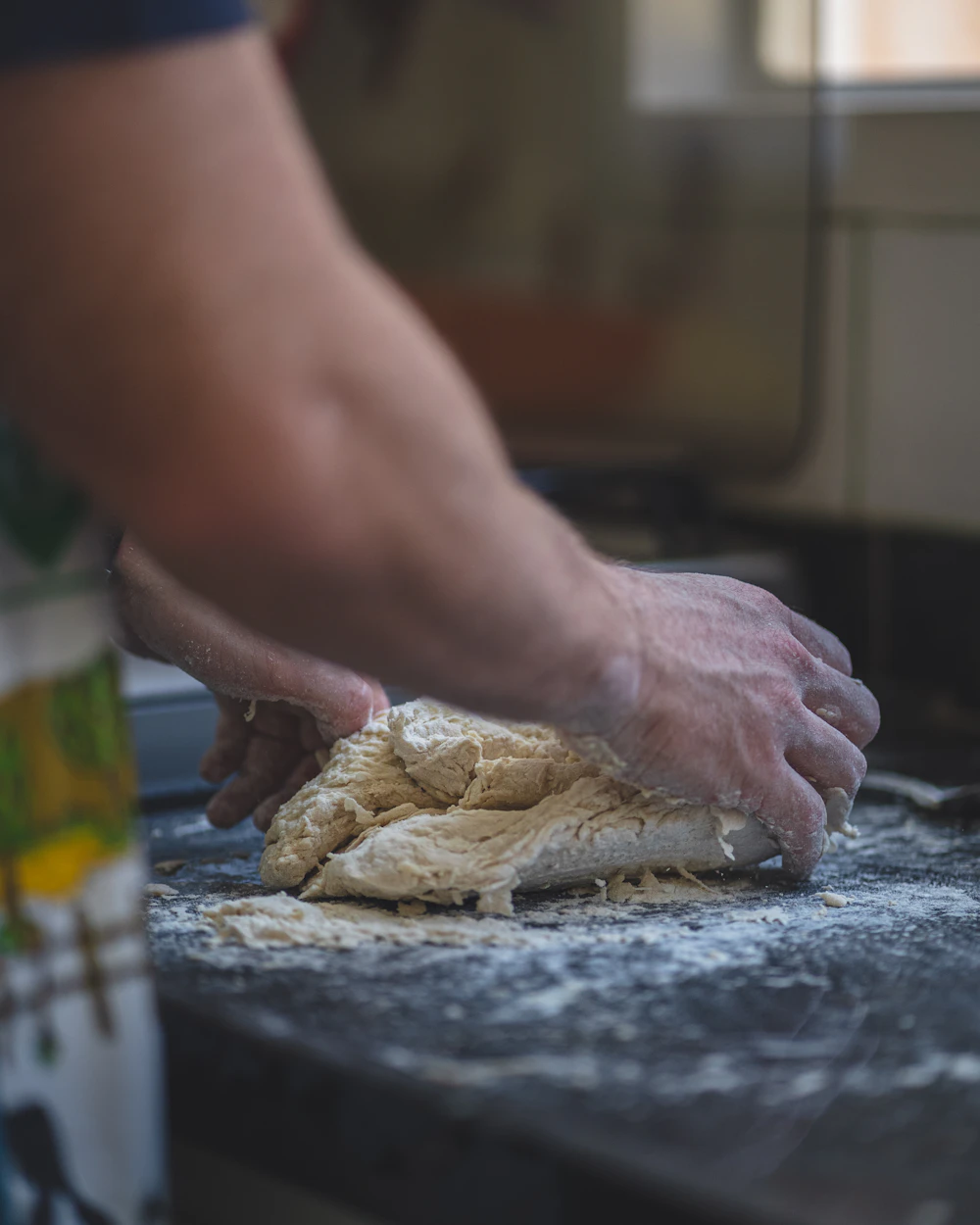 Chef pizzaiolo al lavoro sull'impasto
