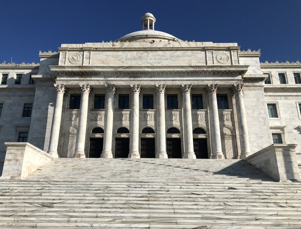 Un gran edificio con columnas y una cúpula en la parte superior