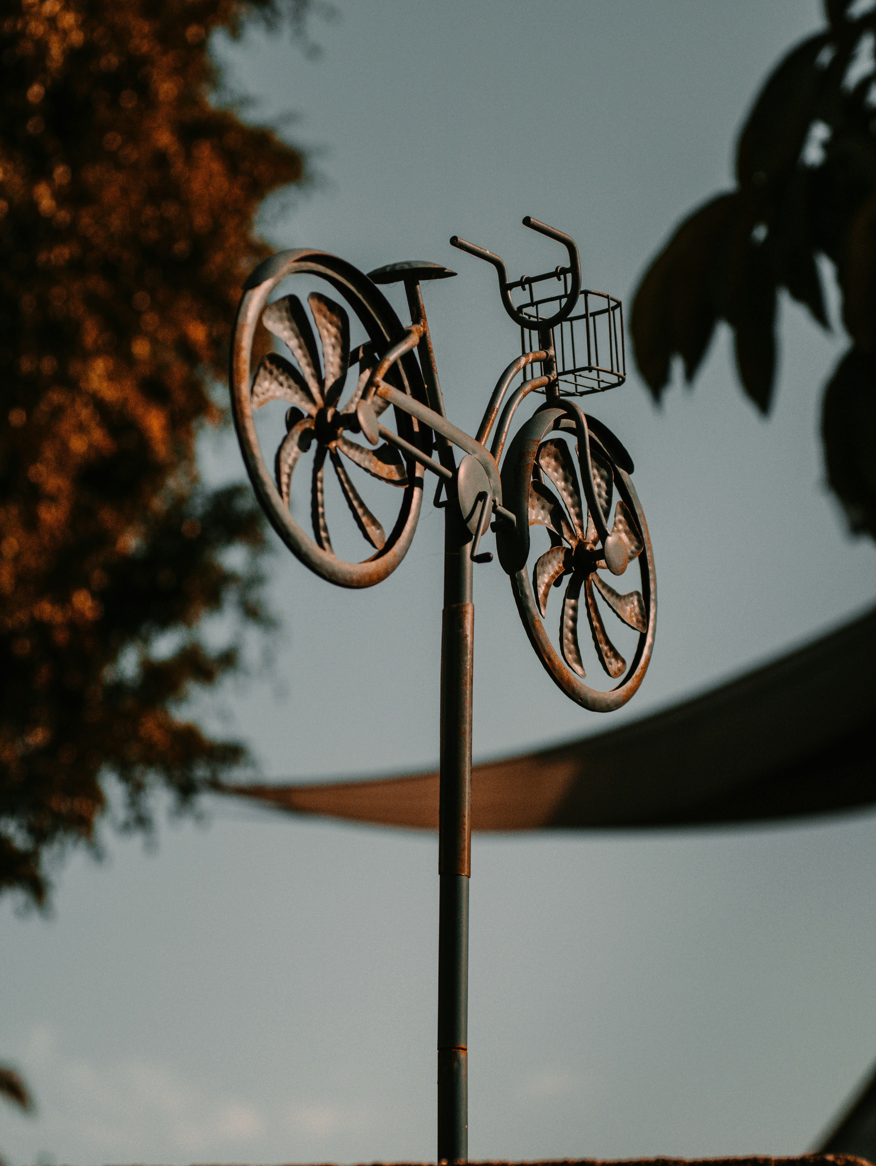 una bicicleta encima de un poste con una canasta