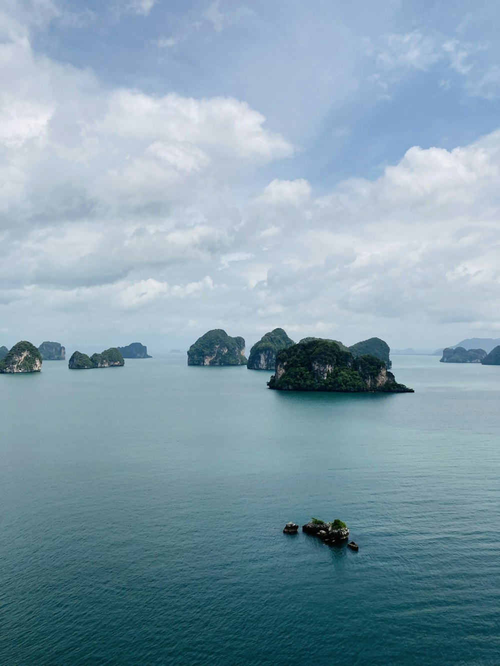 un plan d’eau avec plusieurs petites îles au milieu