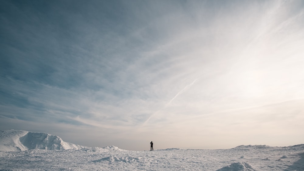 eine Person, die auf einem schneebedeckten Hang steht