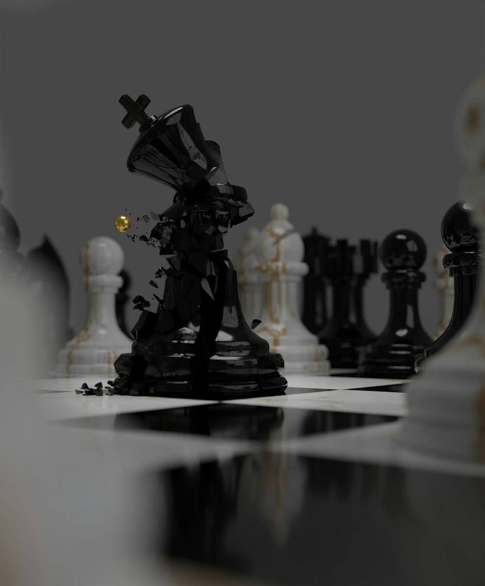 una scacchiera in bianco e nero con pezzi di scacchi su di essa