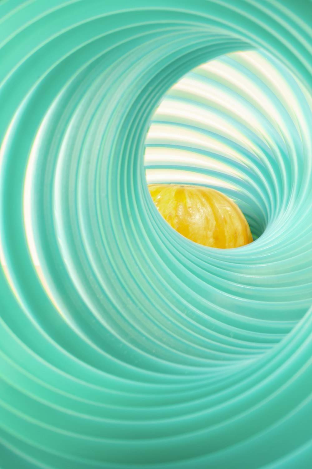 uma imagem de um objeto amarelo dentro de um objeto azul