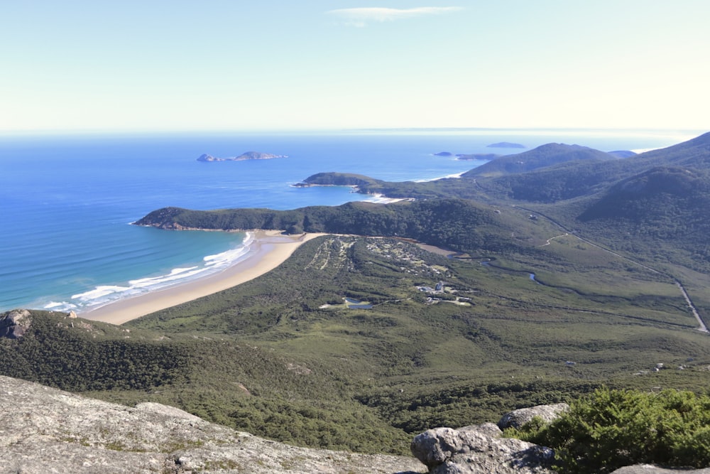 uma vista de uma praia de um topo de montanha