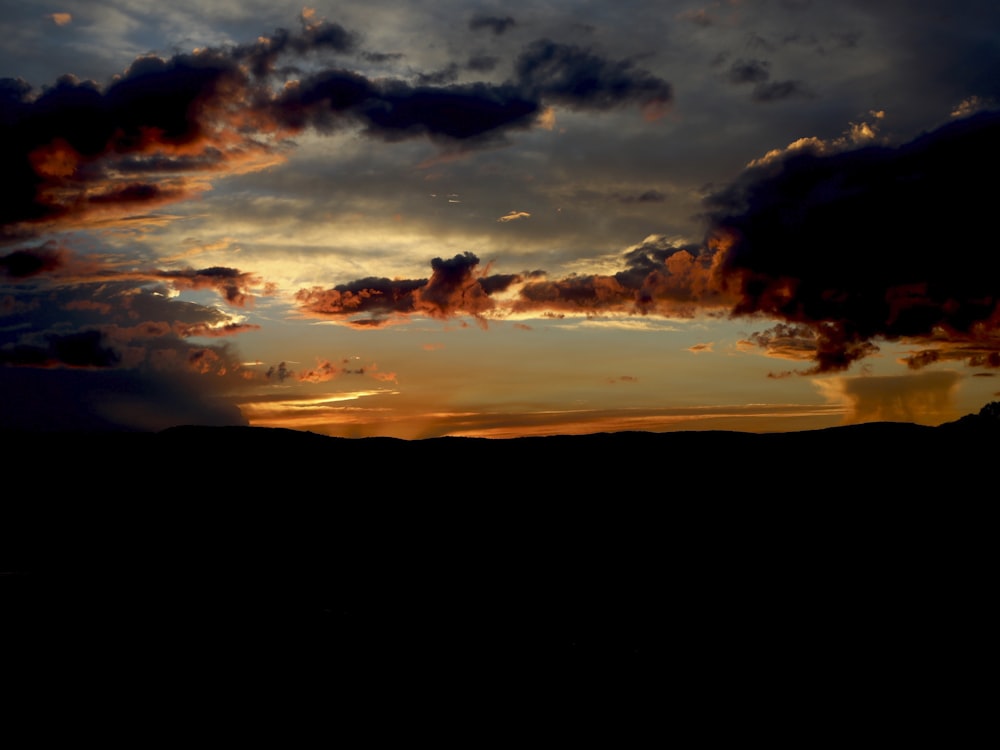 Die Sonne geht über einer Bergkette unter