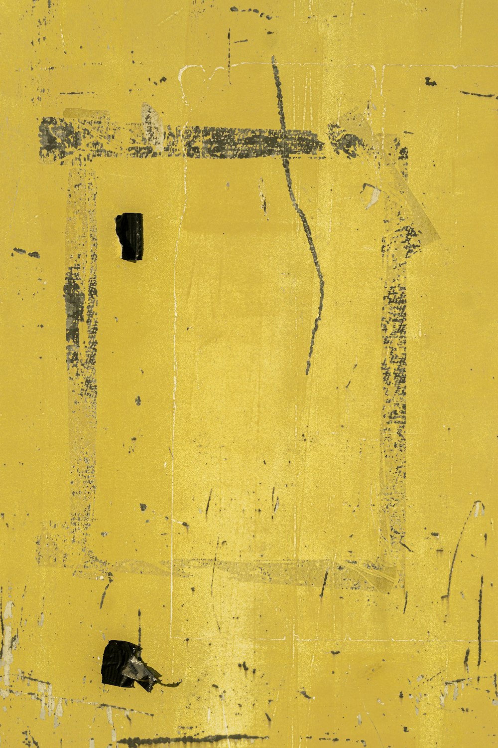 ein Stück gelbe und schwarze Farbe an einer Wand