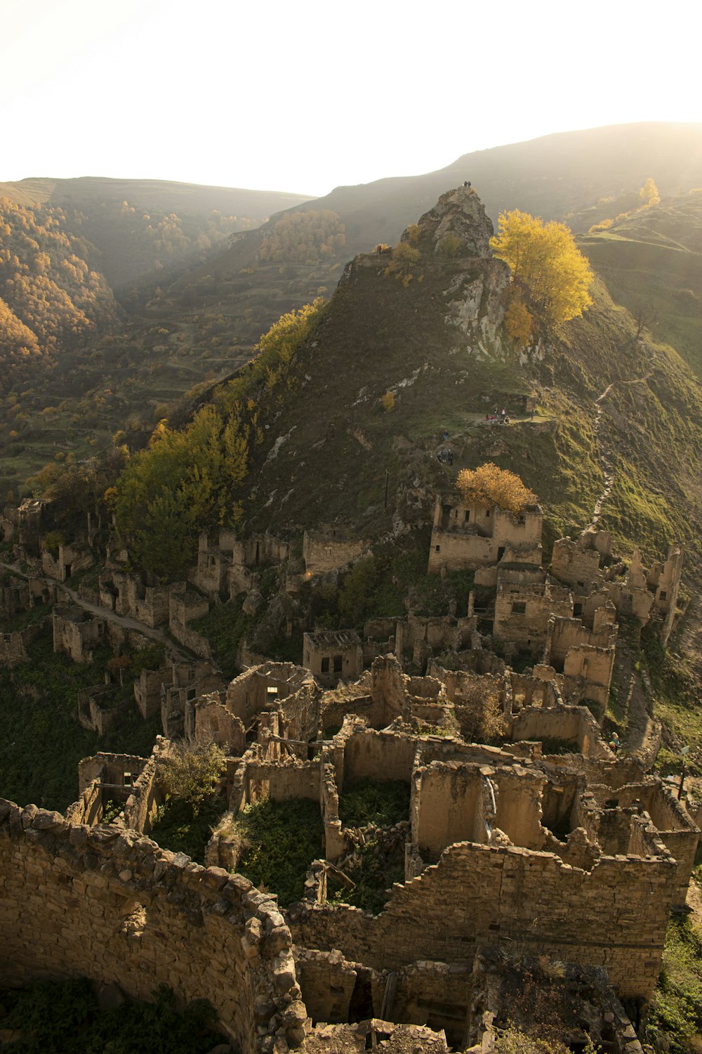 Una vista de una montaña con un pueblo en la cima de ella