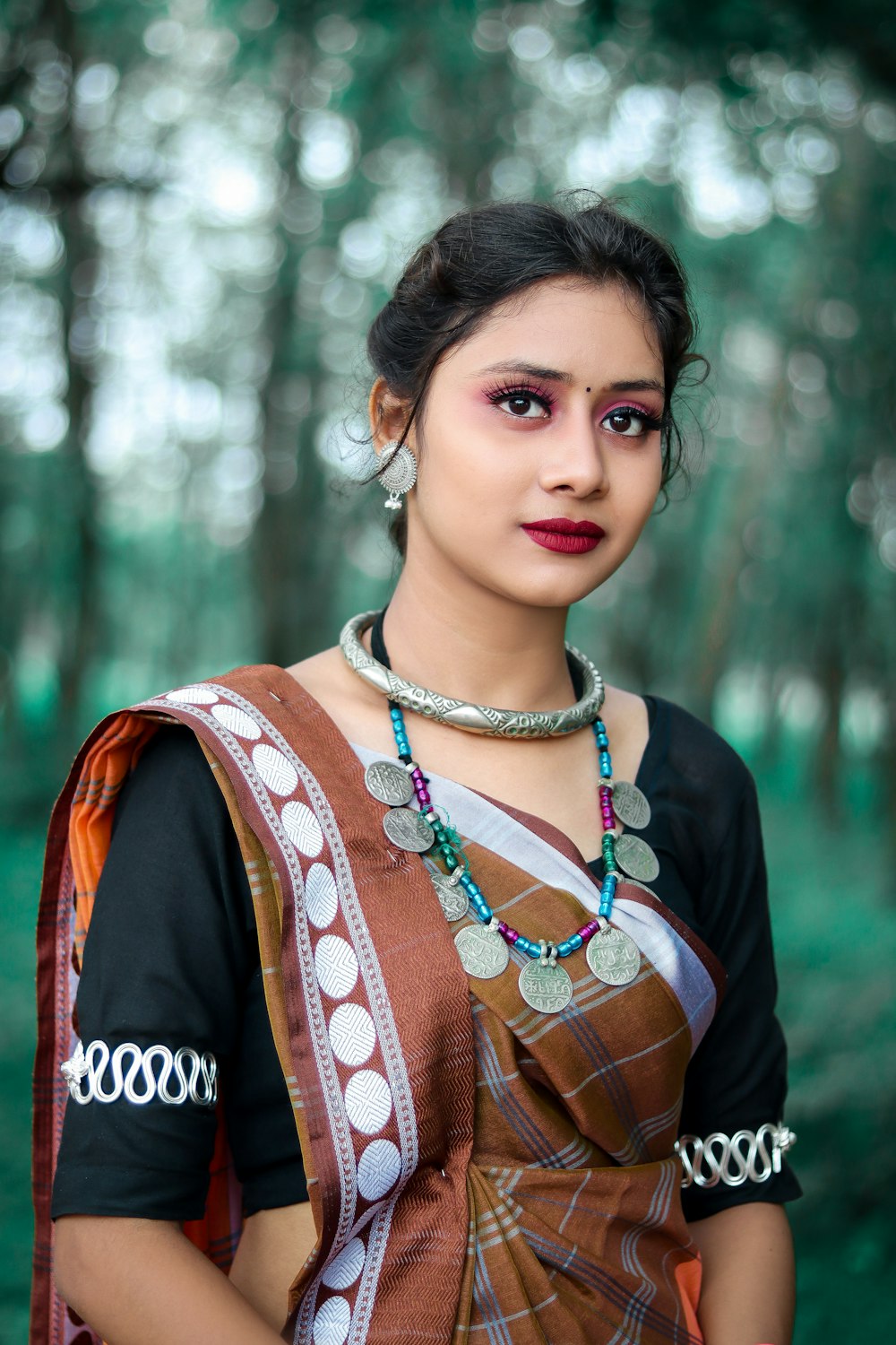 Eine Frau in einem Sari mit einer Halskette am Hals