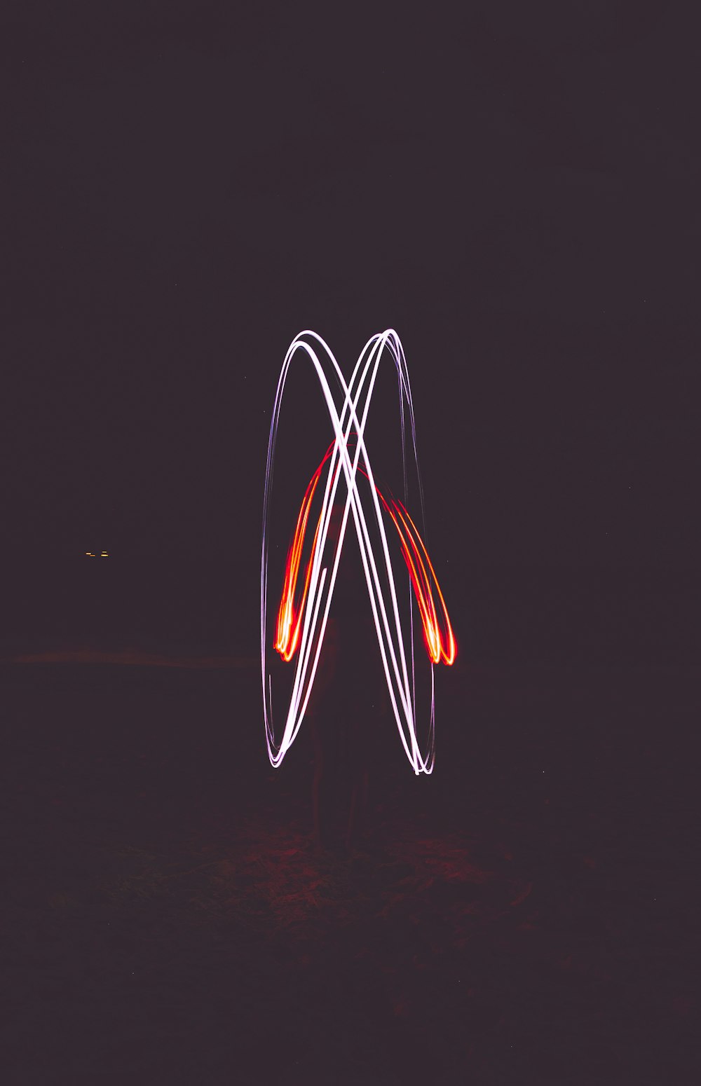 une photo floue d’un feu d’artifice la nuit