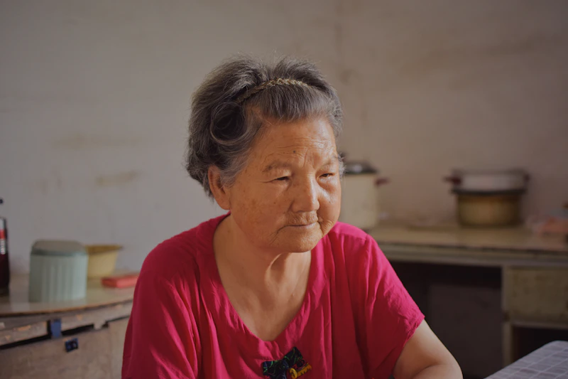 Sugar Mommy sentada a la mesa con un plato de comida.