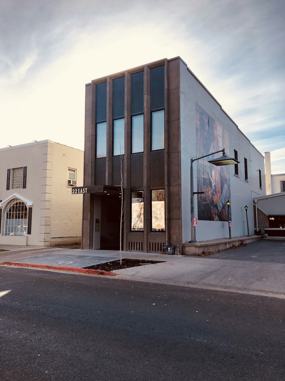 Un gran edificio con un mural en el costado