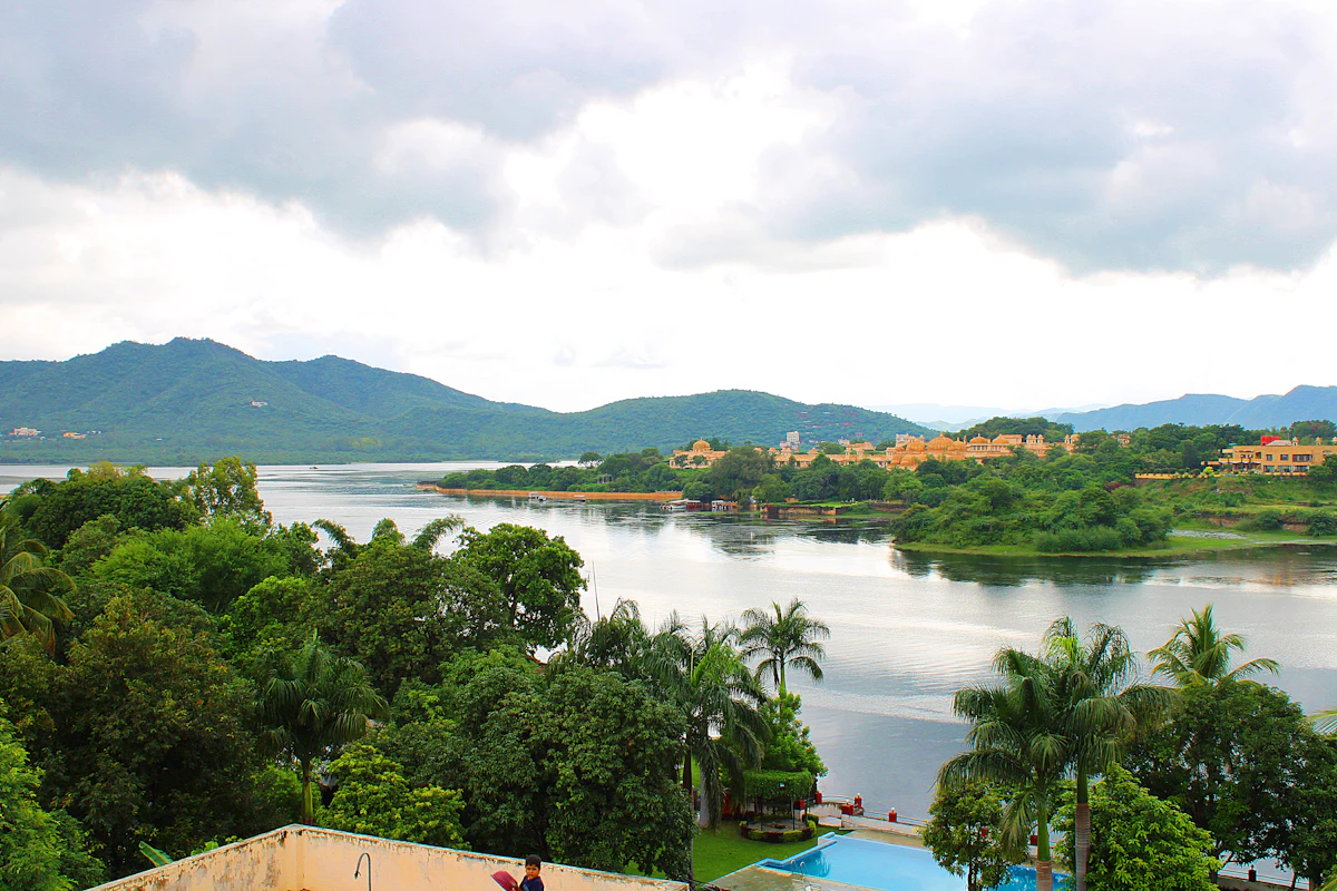 A quiet lakeside view in Udaipur