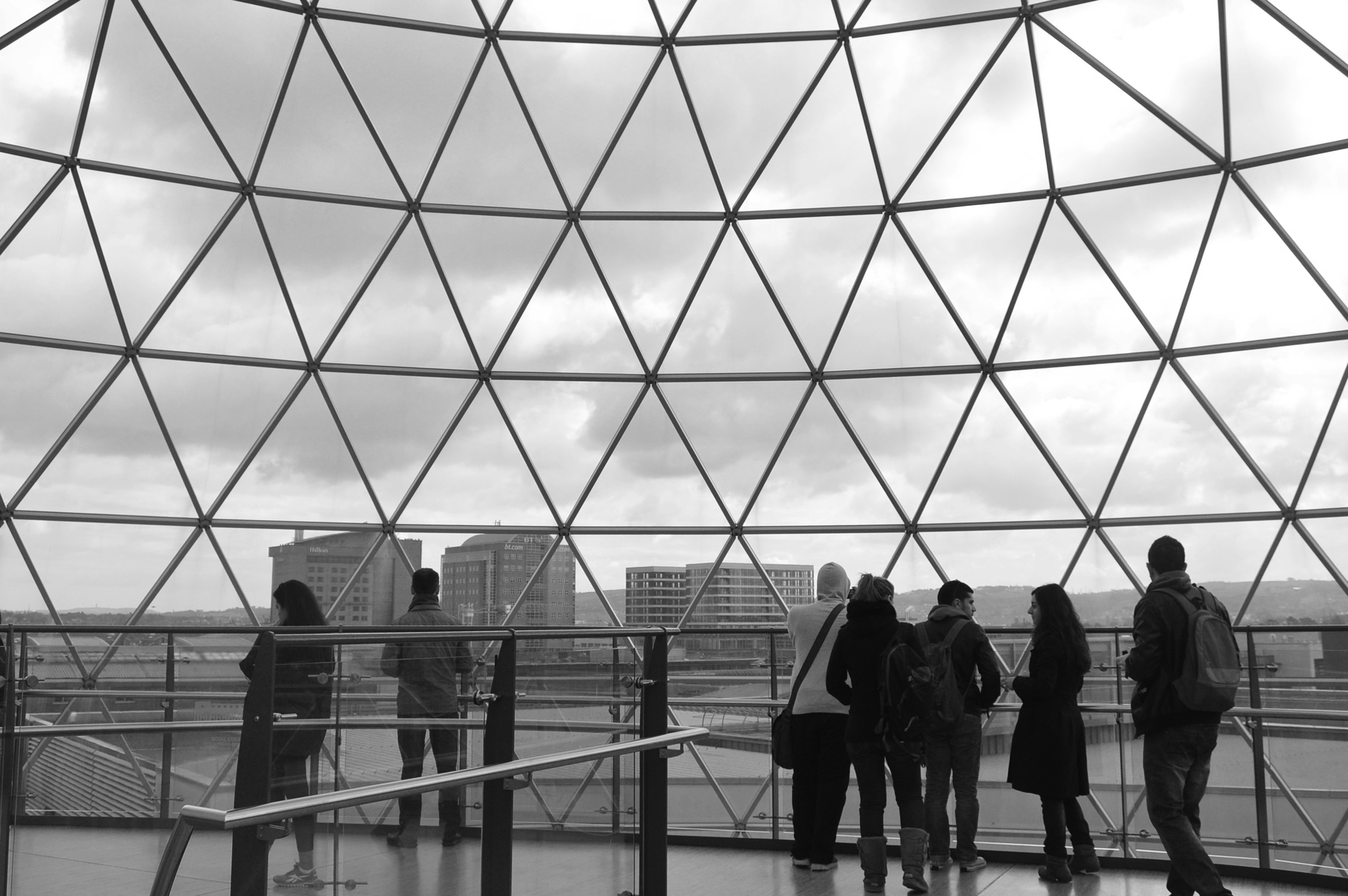 건물 꼭대기에 서 있는 한 무리의 사람들