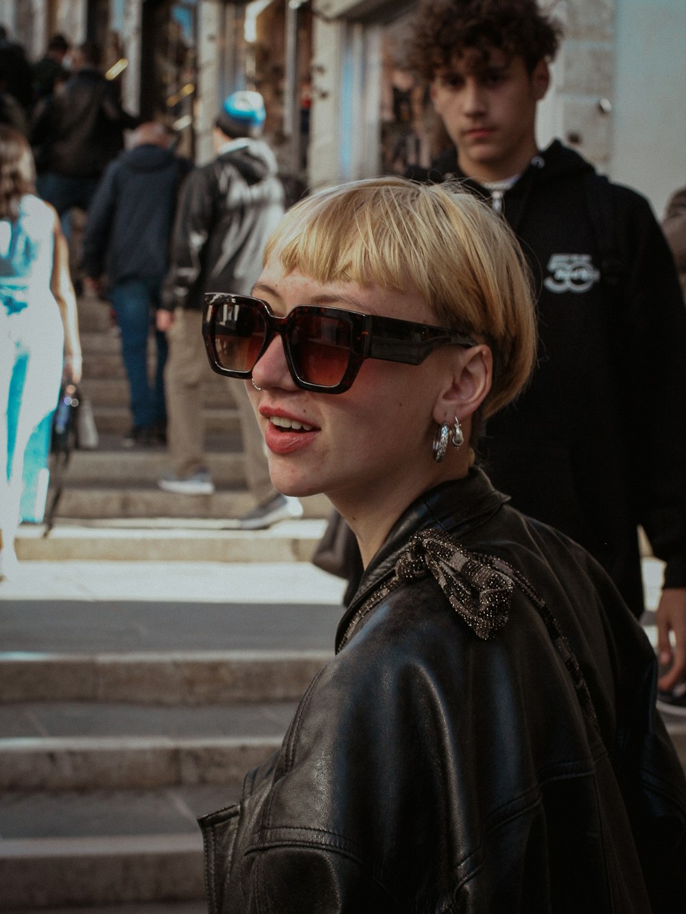 Eine Frau mit Sonnenbrille und Lederjacke