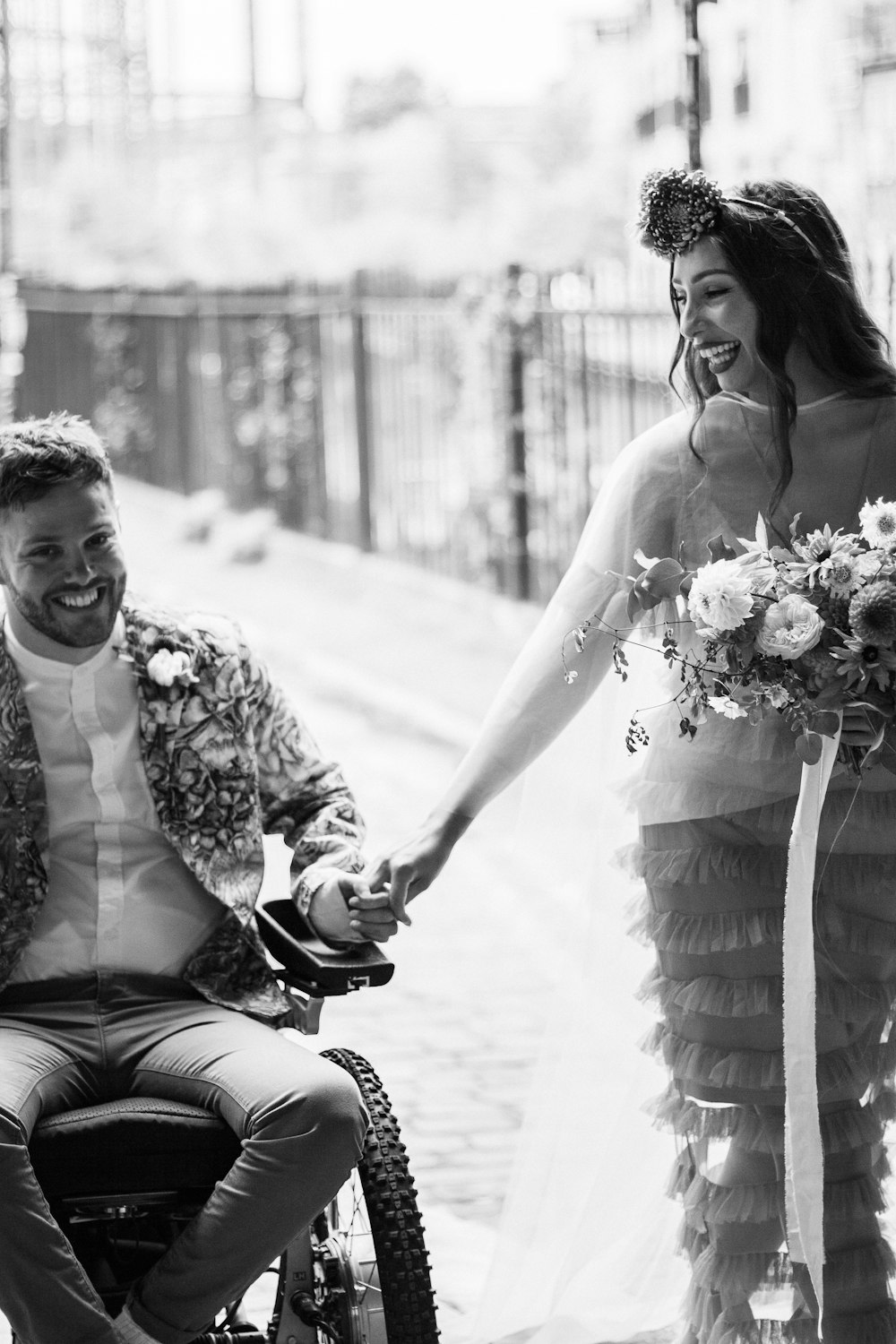 Un hombre montando en bicicleta junto a una mujer con un vestido